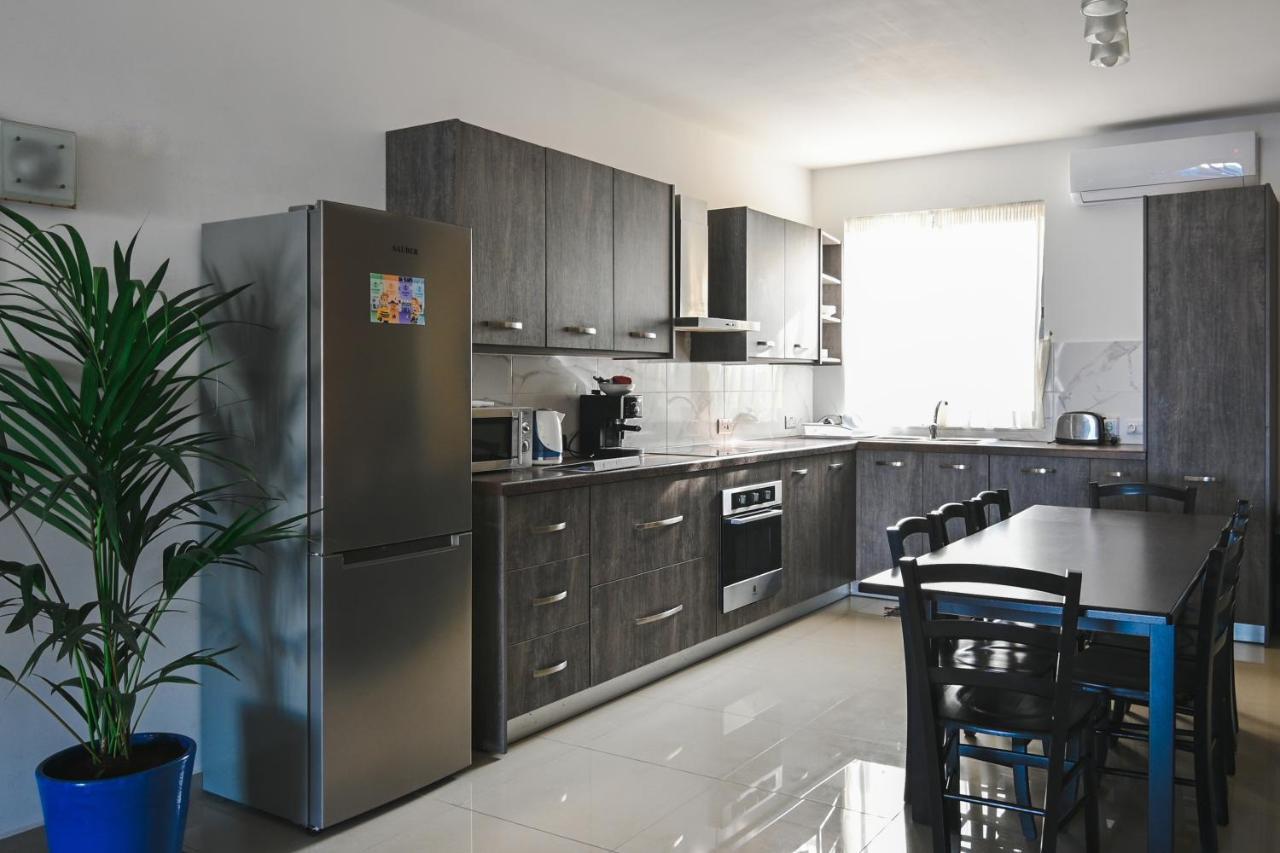 Anici Crt Penthouse 4 - With Private Rooftop Pool Victoria Exterior photo
